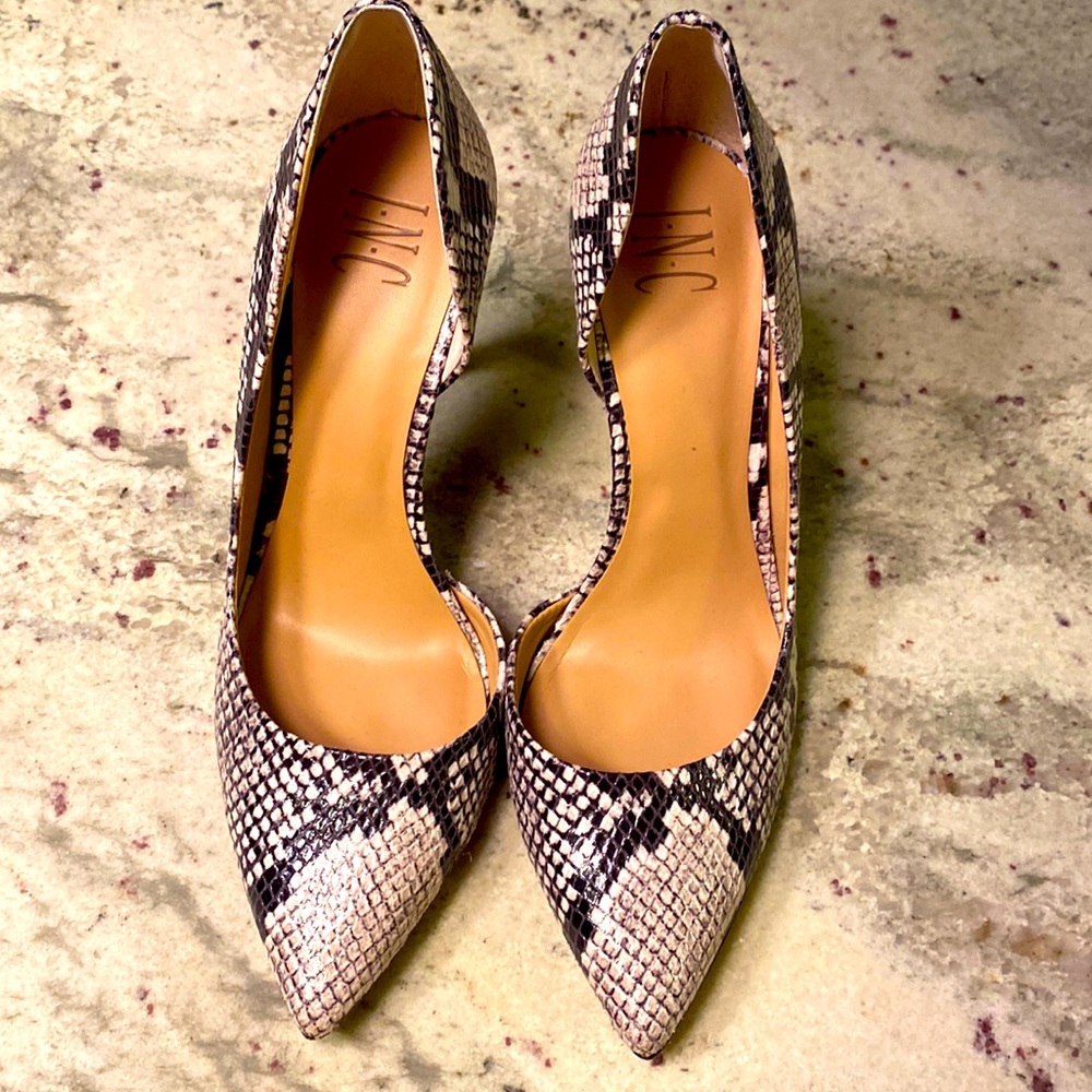 Inc women’s black and white snake skin pump 8.5
